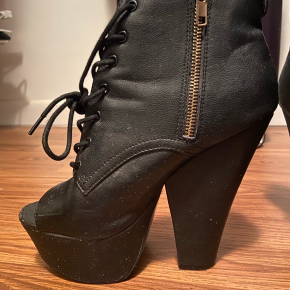 SOLD Steve Madden Black Chunky Heels - Picture 4 of 4